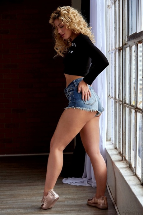 blonde bent over nudes photos
