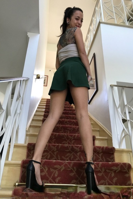 女性がおしっこをする ホットヌード 写真