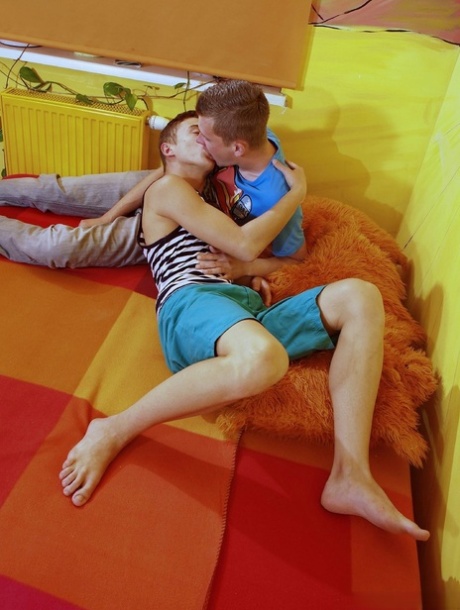 gay kissing perfect pics