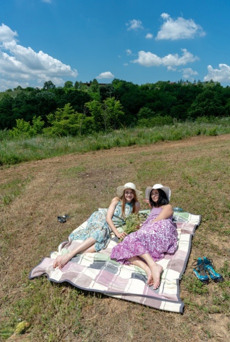 熟女 屋外 ホットセクシー 写真