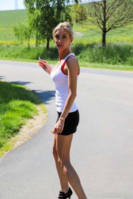 skinny blonde milf hd pic