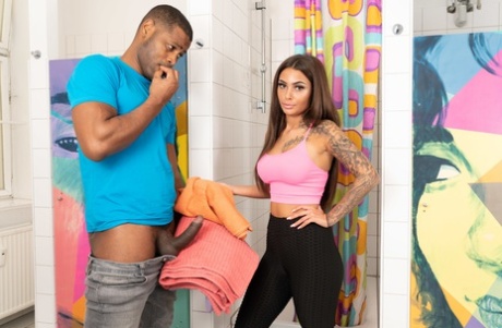 latina yoga pants pretty pic