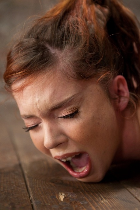 drobná zrzka erotické exkluzivní fotografie