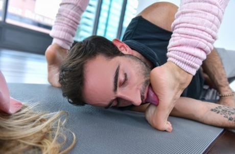 feet licking beautiful xxx image