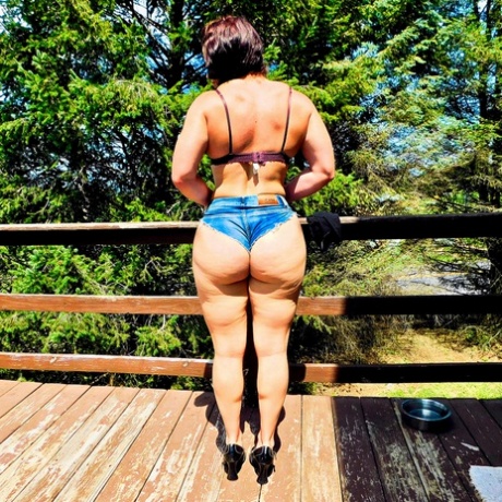 ぽっちゃりショートパンツ ホットヌード 画像