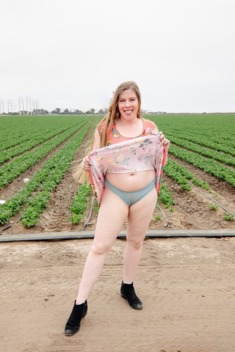 ぽっちゃり女性のスカートの中 パーフェクト 写真