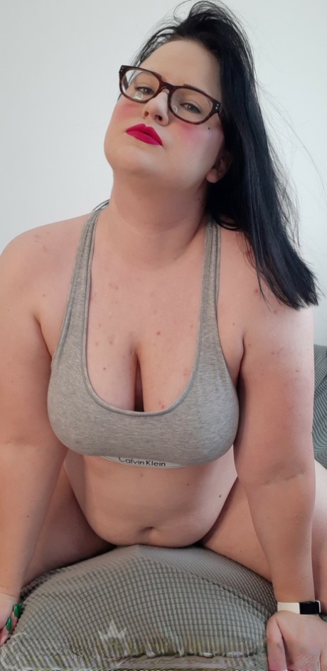 chubby nerd naked pics