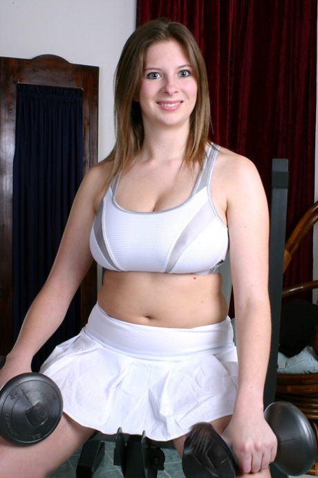 服を着た巨乳 セクシー裸 写真