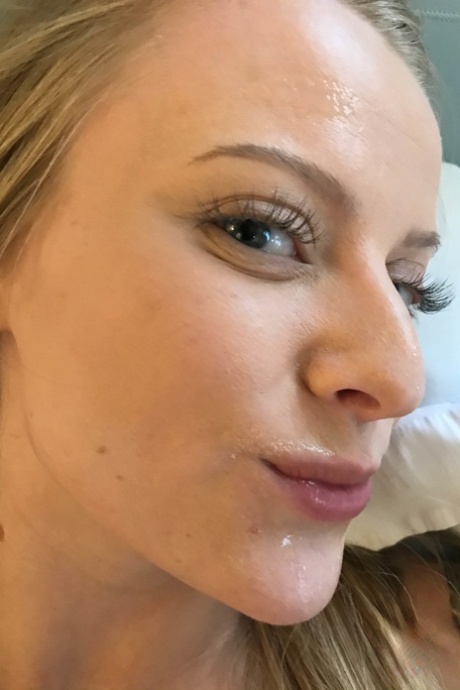 fake lips naked pic