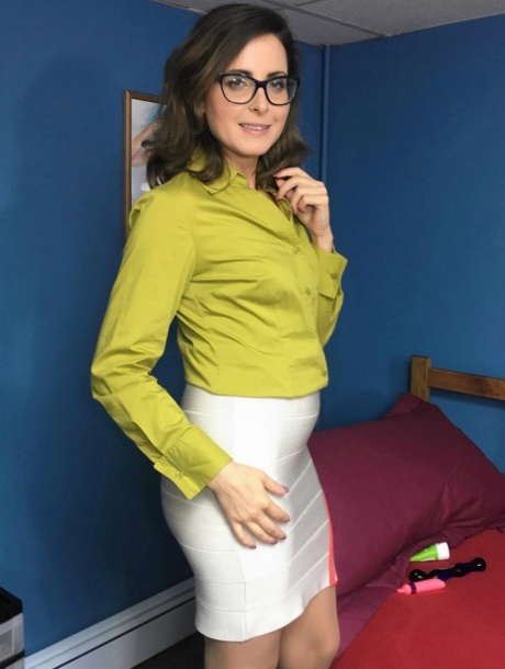 milf skirt free sex photo