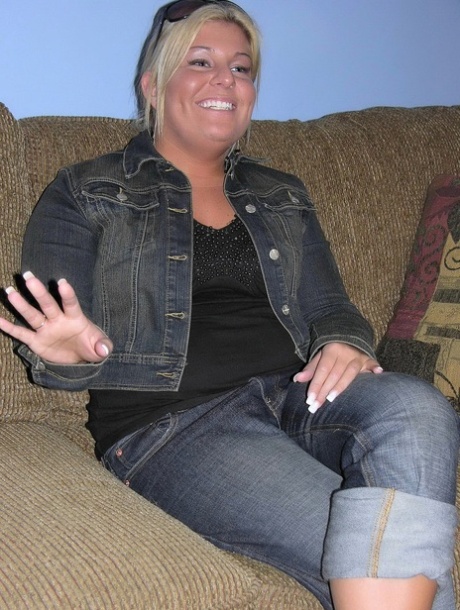 curvy blonde milf art naked pic