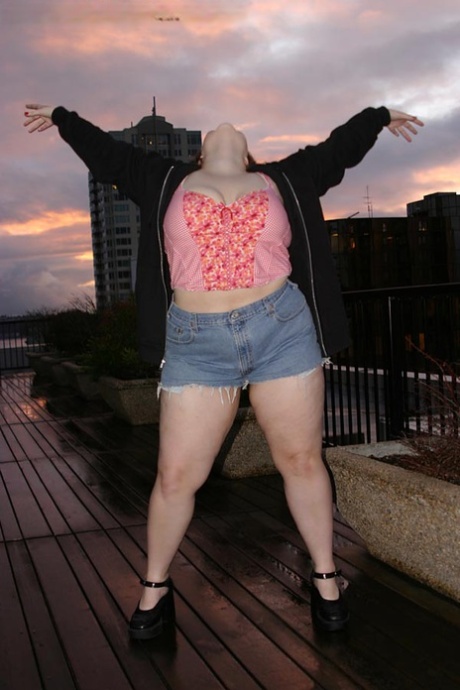 chubby brunette adult photos