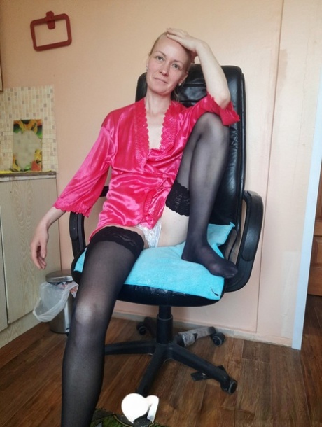 skinny blonde milf top pictures