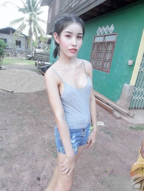 小さなレディーボーイ セックス 画像