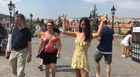 asiatisk offentlig nakenporno foto
