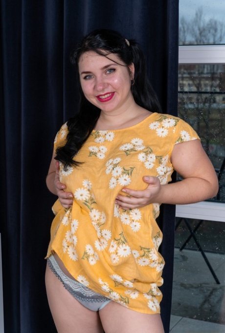 巨乳の美女 アダルト 写真