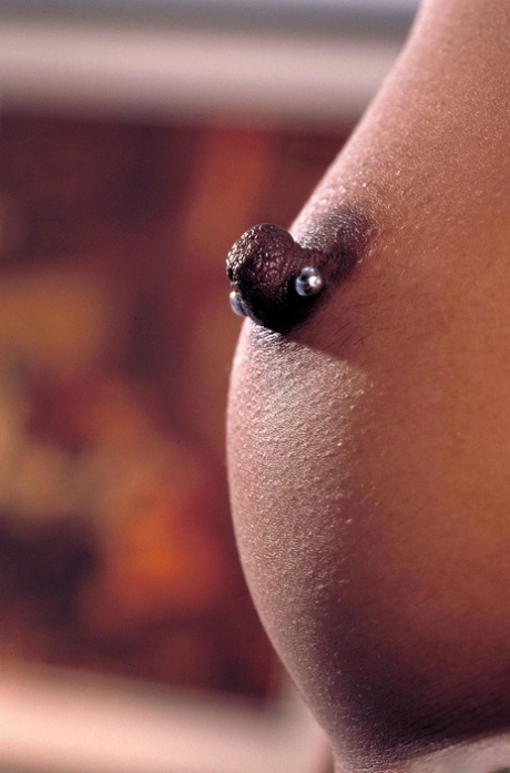 乳头硬 自由性感 畫廊