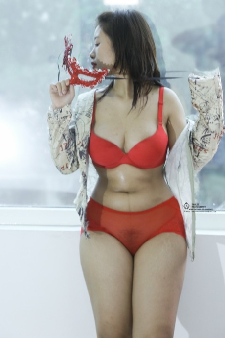 adolescente asiatique aux gros seins très chaud photos
