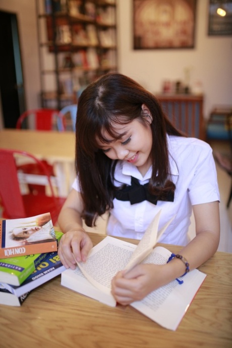 asiatisk skolepige eksklusiv erotisk billede
