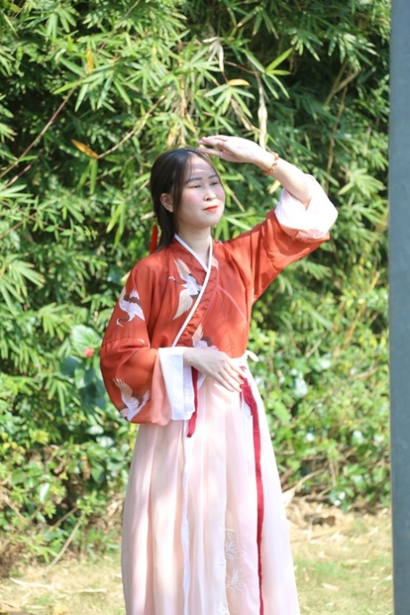 asiatique en plein air des nus sympas photo