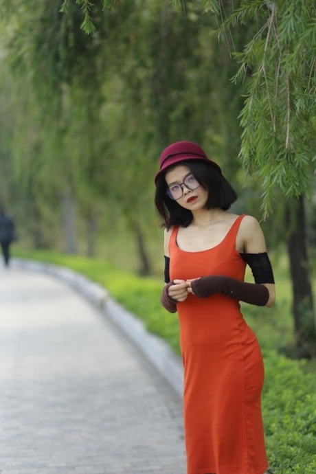 ショートヘアのアジア人 美しいヌード 写真