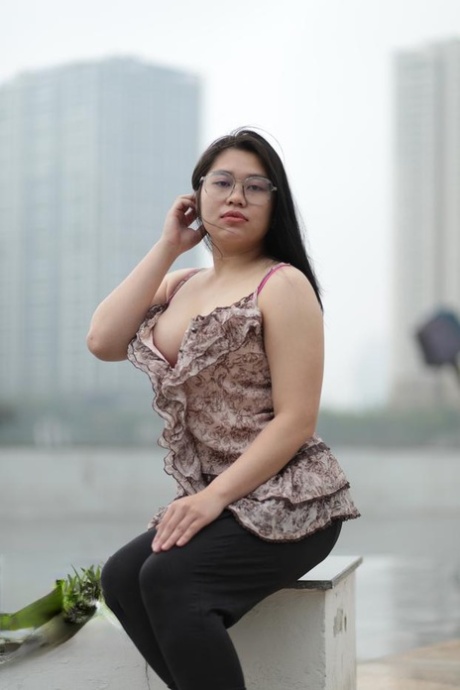 曲線美のアジア人 無料裸 写真