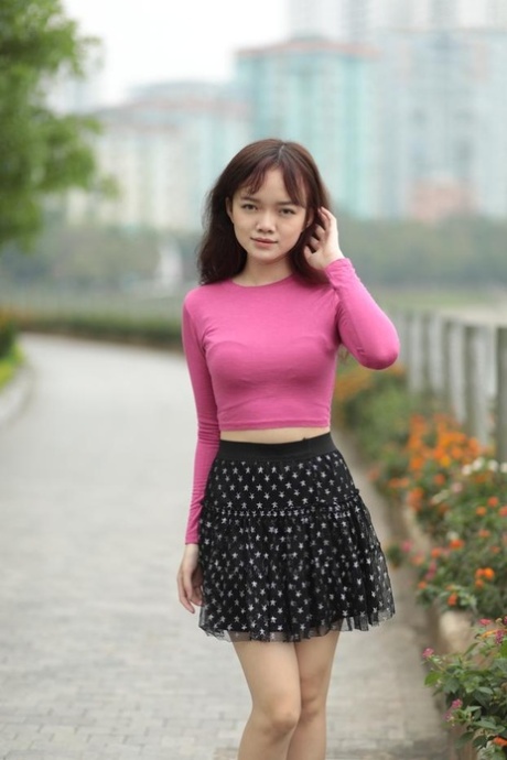 小小亚洲人 火辣性愛 檔案