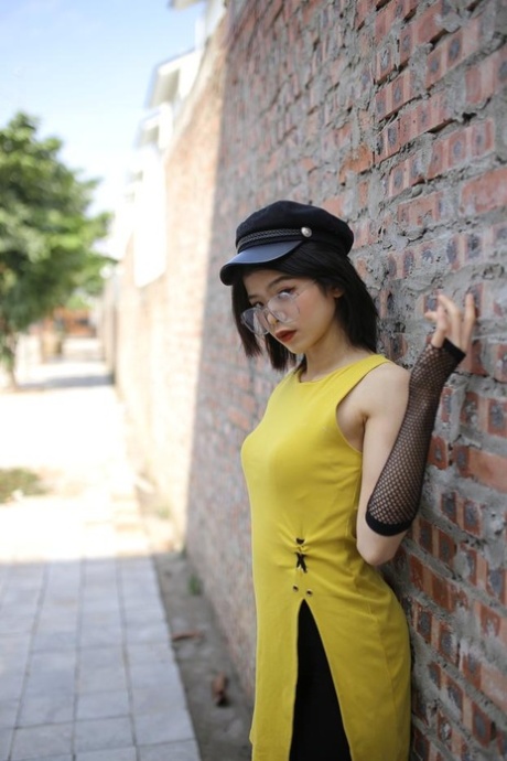 asiática de pelo corto bastante adulta foto