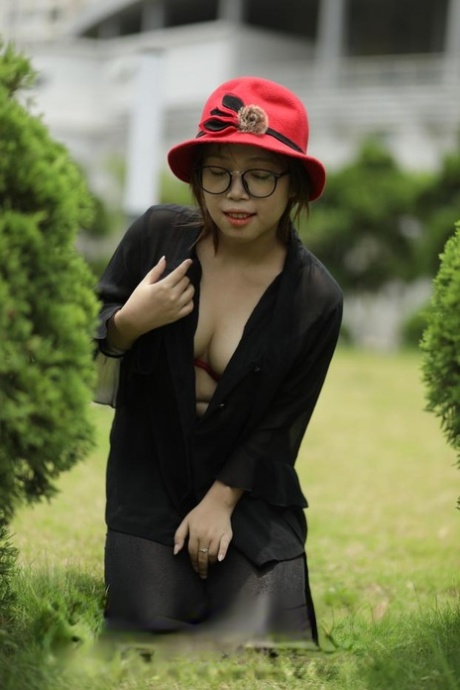 asian outdoor hot sexy photo