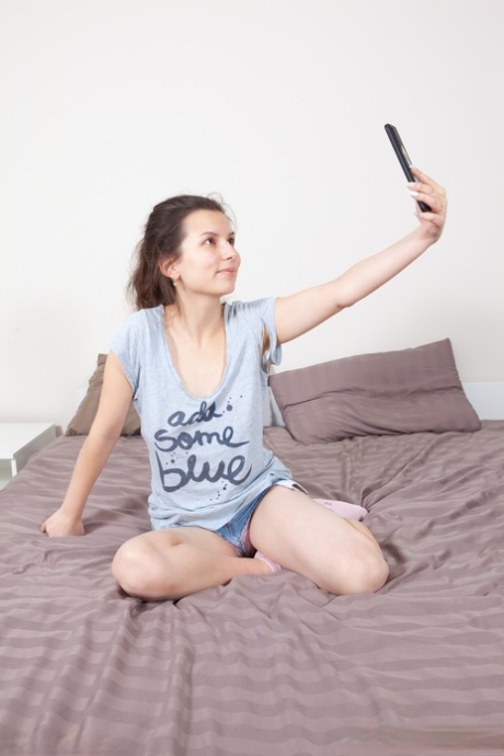 巨乳の小柄なティーン ヌード 写真