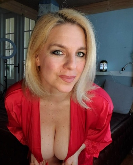 巨乳熟女 ホットセックス 画像
