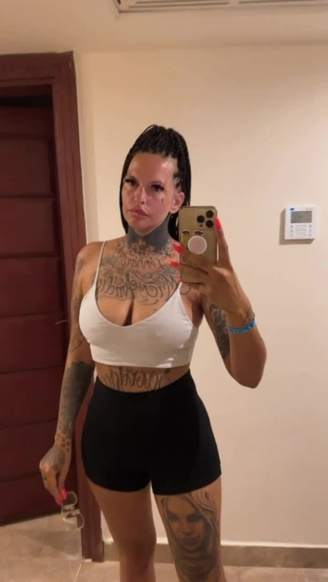milf tatuada gratis bonita imágenes