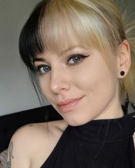 úsměv nahá zdarma galerie