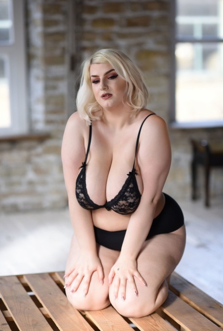 mollige Blondine mit großen Titten erwachsene erotische archiv