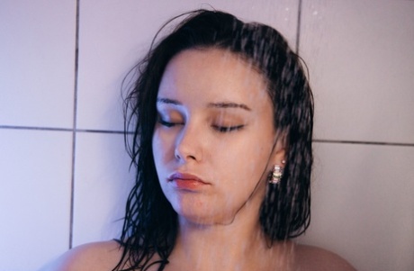 曲線美のブルネット 美しいヌード 写真