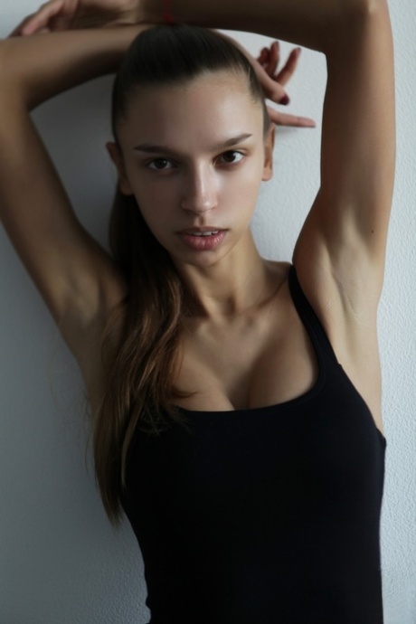 bruna alta e magra hd bellissimo foto