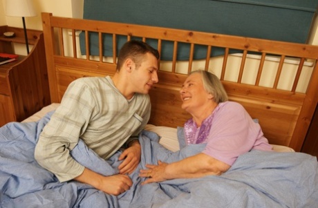 grand-mère séduit un garçon xxx gratuit collection