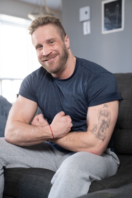 gay muscle exclusive pictures