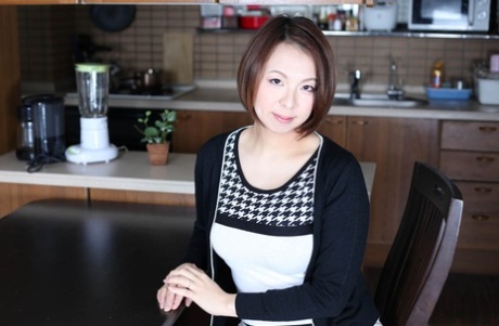 asian housewife free nude picture
