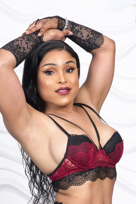 curvy shemale hot pics
