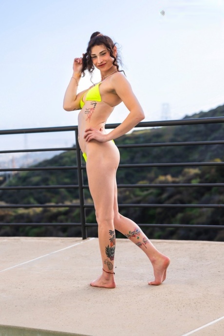 shemale outdoor hot sexy picture