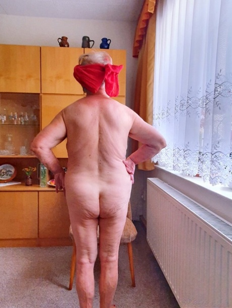 vieux seins de grand-mère nus de haute qualité photo
