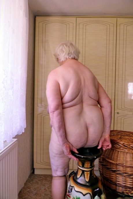 十代の秘書 セクシーヌード 写真