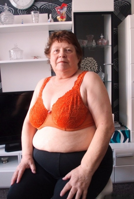 おばあちゃんの巨乳 ベスト 写真
