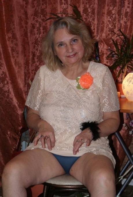 granny spreading free xxx pics