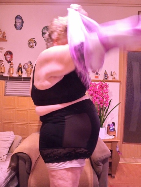 巨乳で毛深い 裸 画像