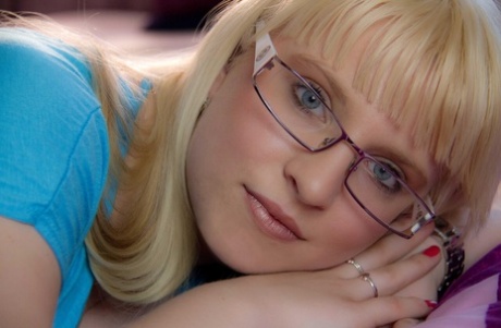 blonde Brille top nacktheit bilder