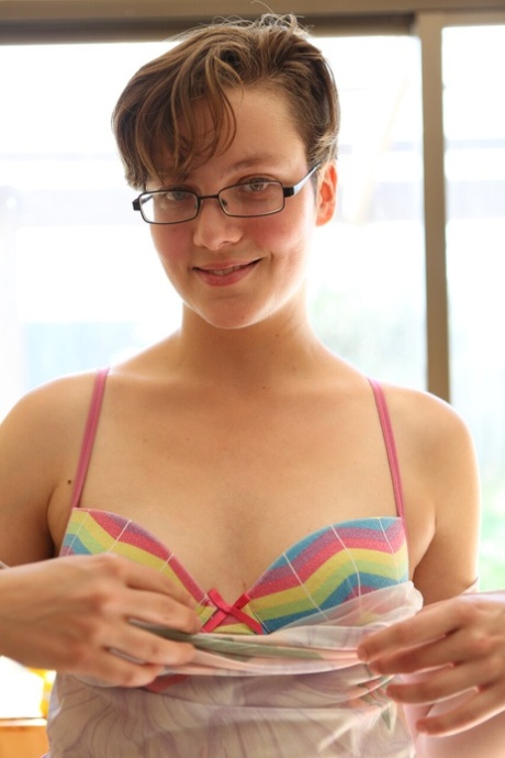 lunettes à cheveux courts nus pornographiques des photos