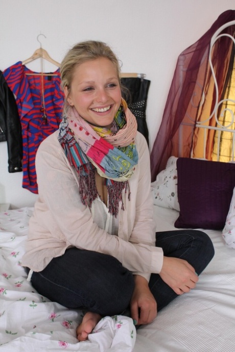 kurvige blonde Teenagerin porno hübsche bild