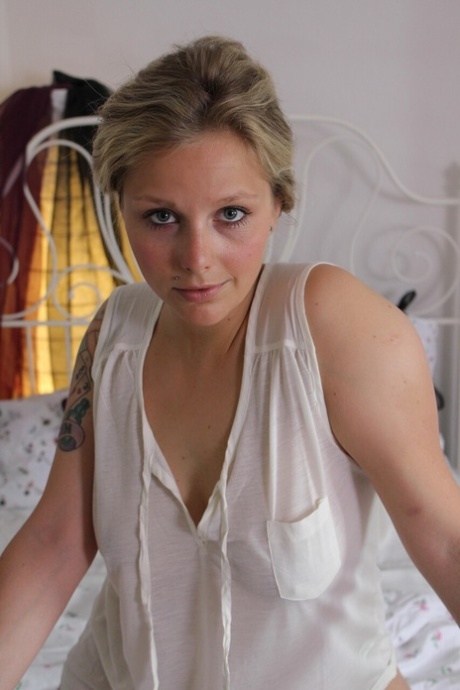 adolescente blonde potelée sexy exclusif photo